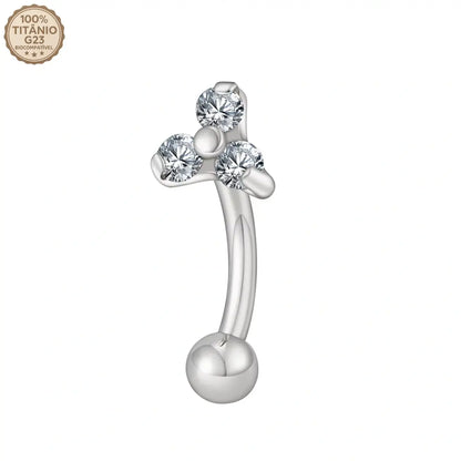 Close das 3 zircônias cravadas no piercing curvo banana prateado de titânio sobre fundo branco