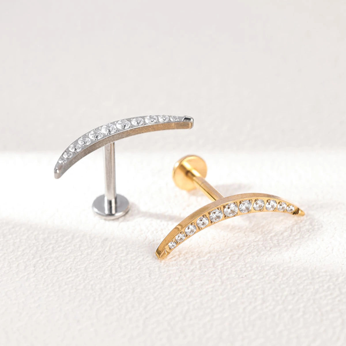 Piercing Helix curvo com fileira de zircônias prateado e dourado
