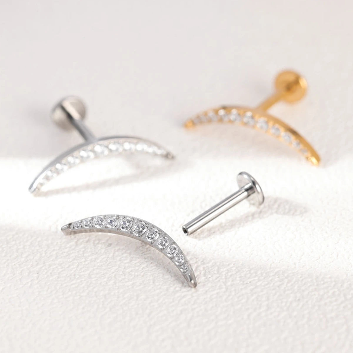 Piercing Labret com arco de zircônias em diferentes acabamentos