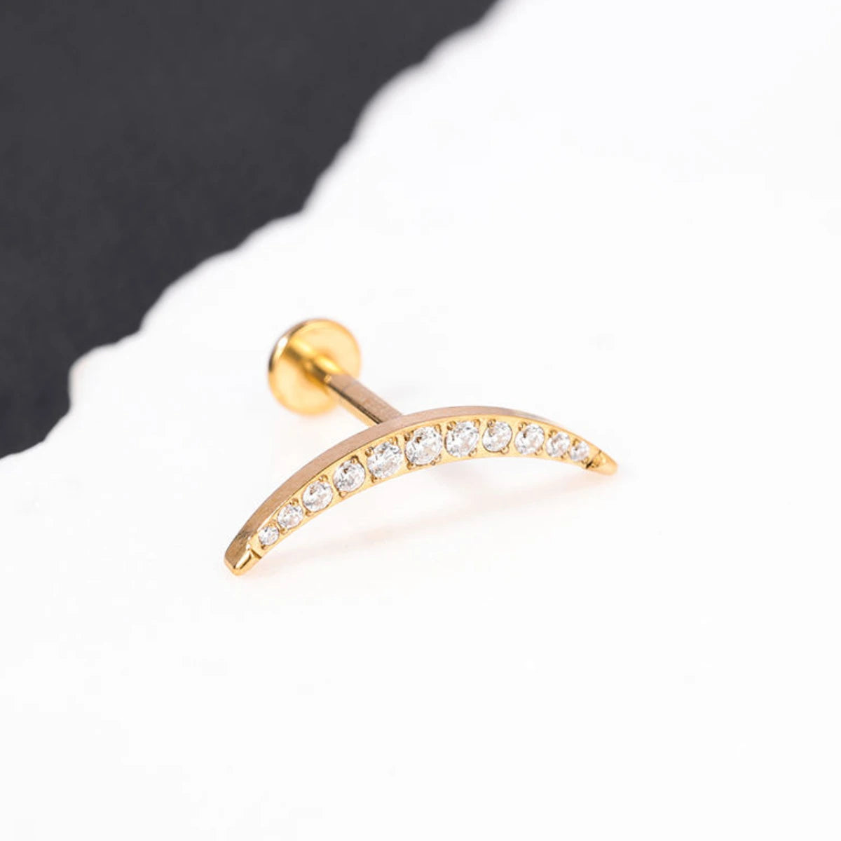 Piercing curvo de Titânio G23 com 11 zircônias em detalhe