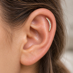 Piercing Helix com arco de zircônias aplicado na orelha