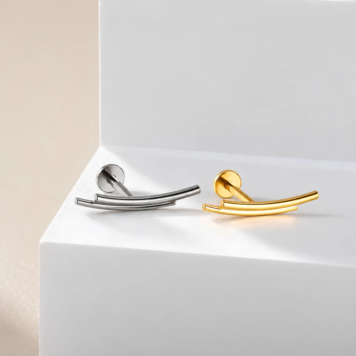 Piercing Labret em Titânio G23 com Topo Minimalista de 2 Barras Curvas