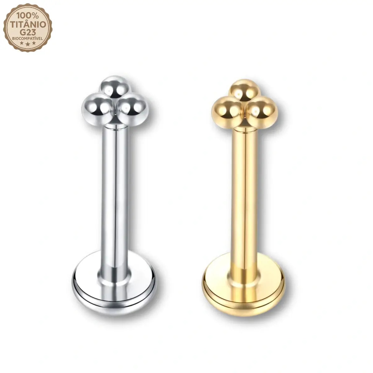 Joias de piercing modelo labret prateados e dourados feitos em Titânio G23. Possuem haste reta com base plana e topo decorativo em formato de cluster com 3 bolinhas lisas. No canto superior esquerdo há um selo de qualidade escrito 100% Titânio G23 Biocompatível. Ideal para tragus, helix e perfuração humanizada.