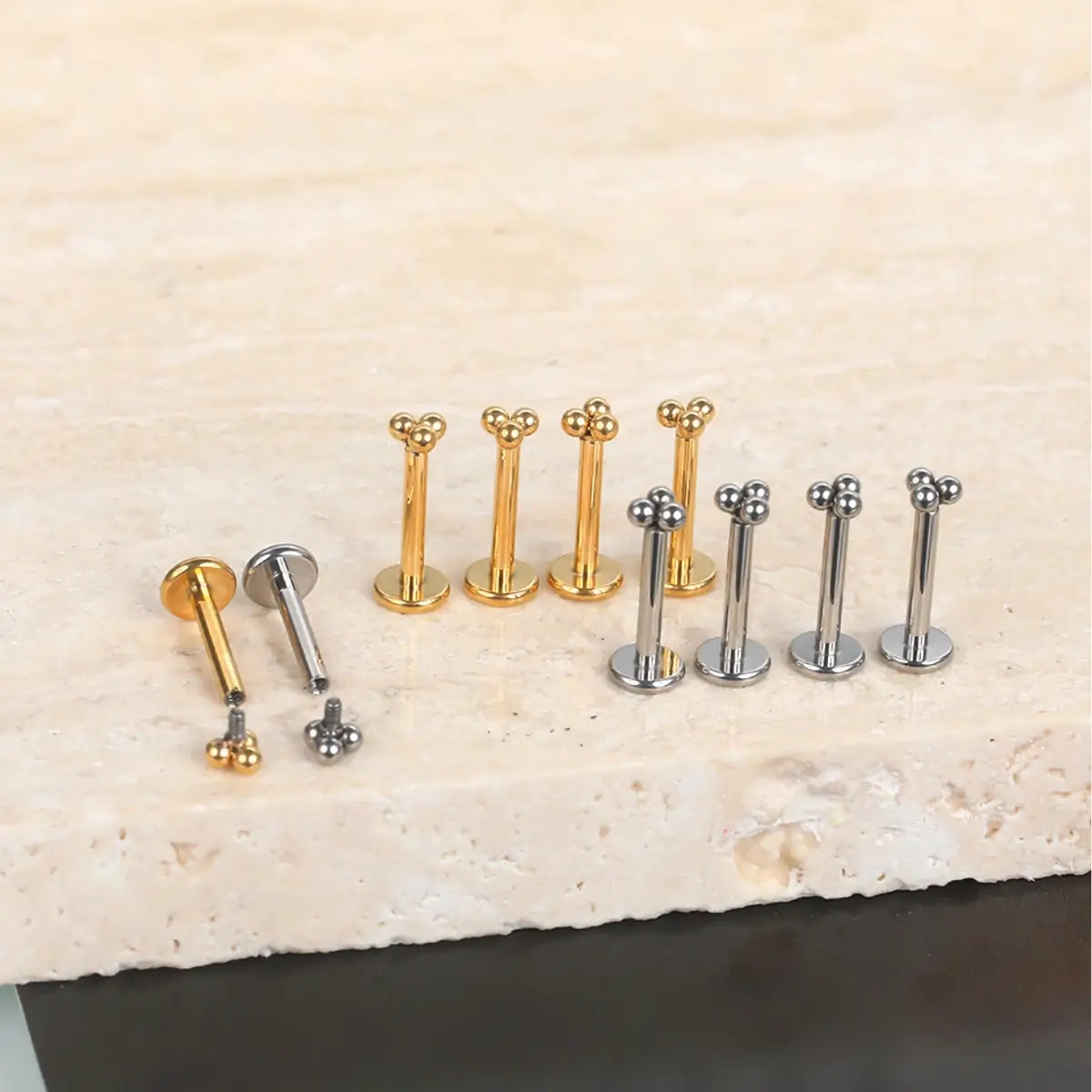 Piercing Labret de Titânio com 3 Bolinhas