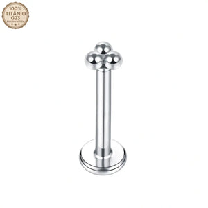 Joia de piercing modelo labret prateado feito em Titânio G23. Possui haste reta com base plana e topo decorativo em formato de cluster com 3 bolinhas lisas. No canto superior esquerdo há um selo de qualidade escrito 100% Titânio G23 Biocompatível. Ideal para tragus, helix e perfuração humanizada.