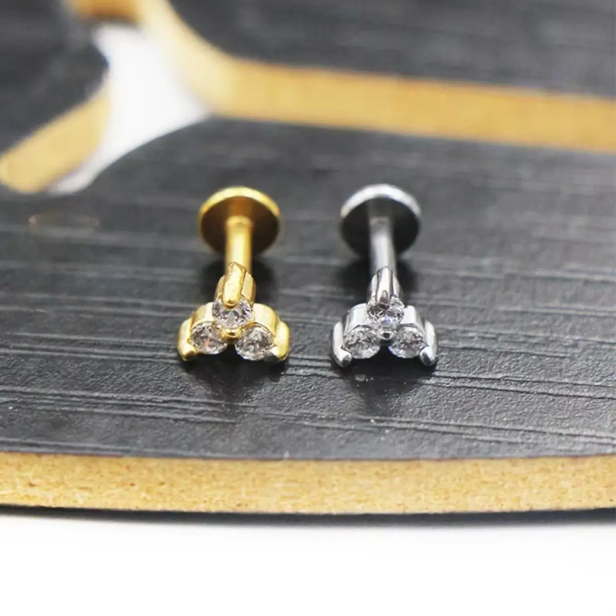Piercing Labret de Titânio G23 com 3 Pontos de Zircônia
