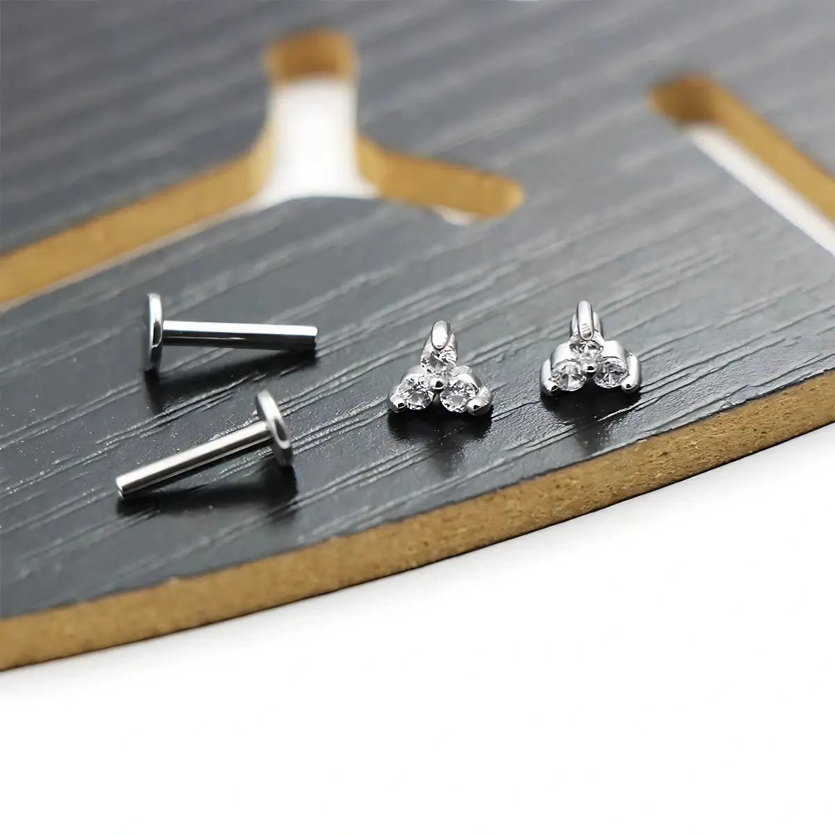 Piercing Labret de Titânio 3 Pontos em Zircônia