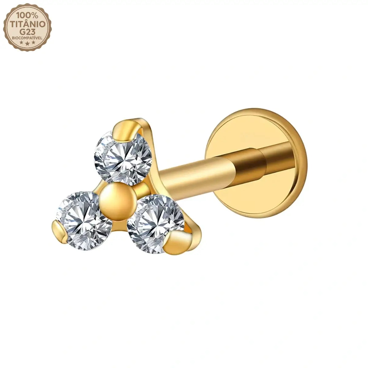 "Joia de piercing modelo labret dourado confeccionada em Titânio G23. Apresenta haste reta com base plana e topo decorativo com três pedras de zircônia redondas e brilhantes agrupadas em formato de triângulo. No canto superior esquerdo da imagem, há um selo atestando '100% Titânio G23 Biocompatível'. Ideal para perfurações em tragus, conch e helix."