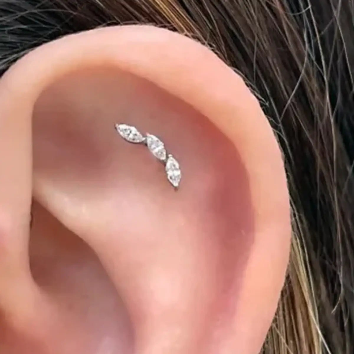 Piercing Labret de Titânio com 3 Zircônias Curvadas