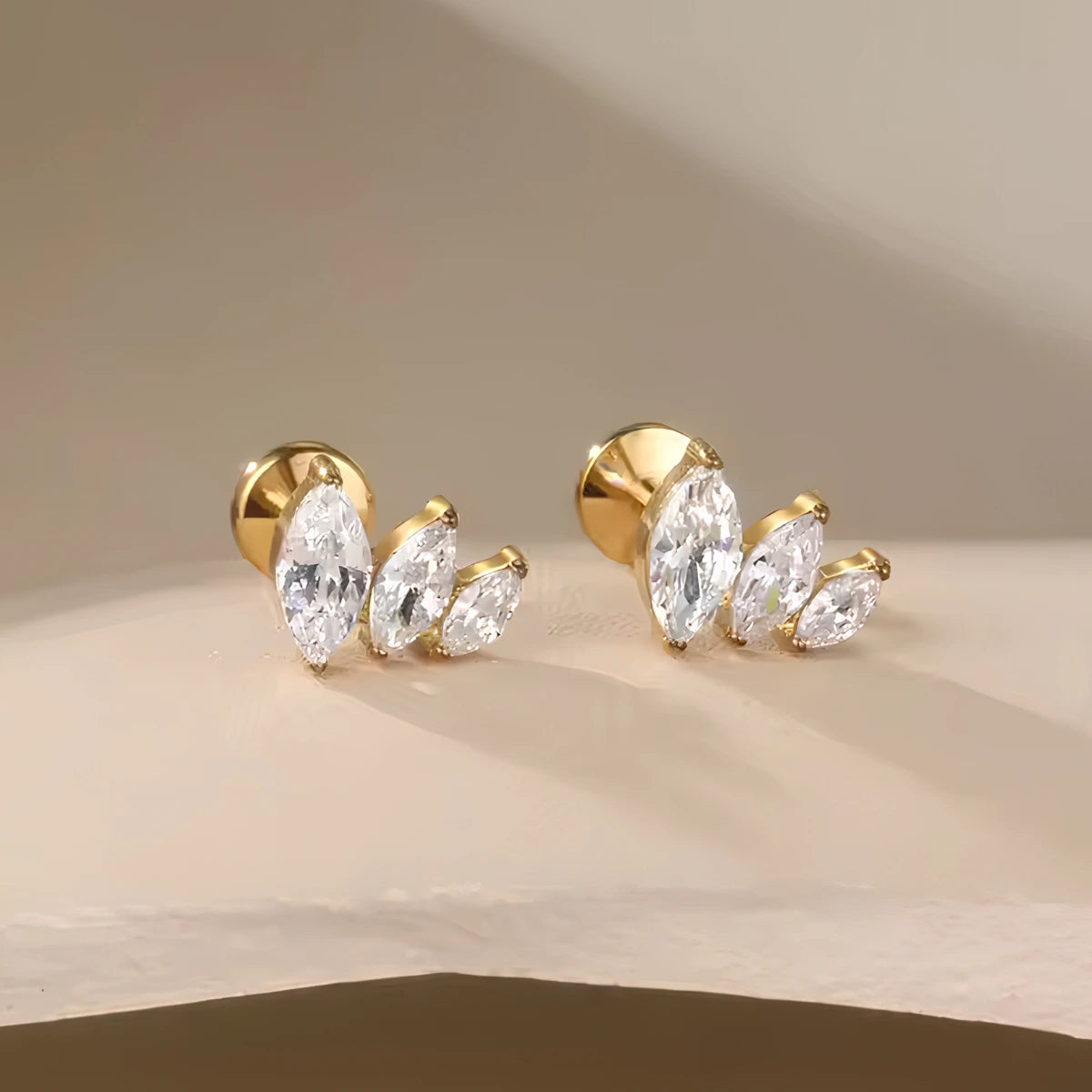 Piercing Labret de Titânio com 3 Zircônias