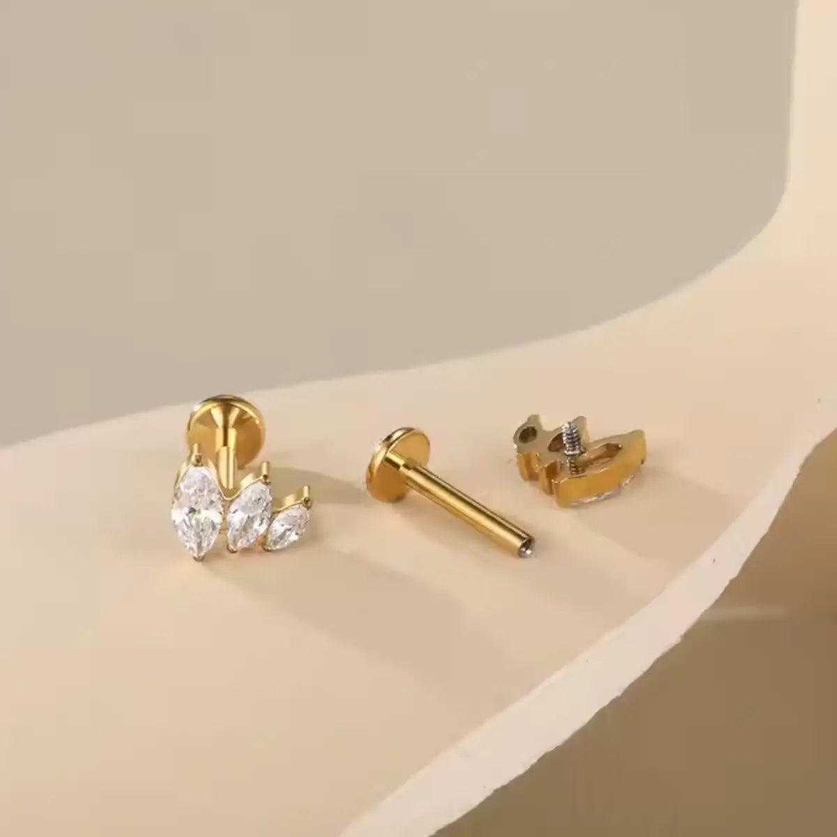 Piercing Labret de Titânio com 3 Zircônias