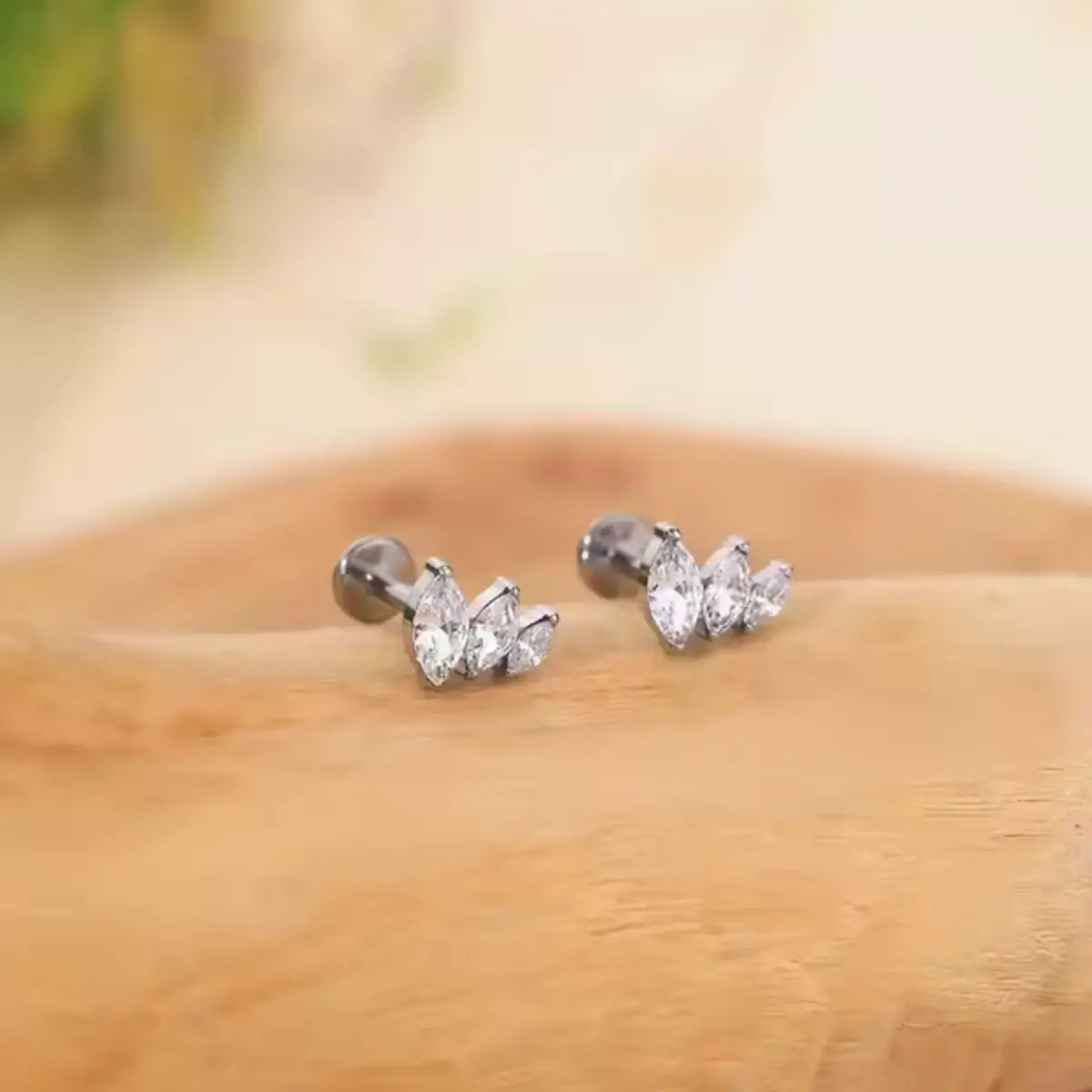 Piercing Labret de Titânio com 3 Zircônias