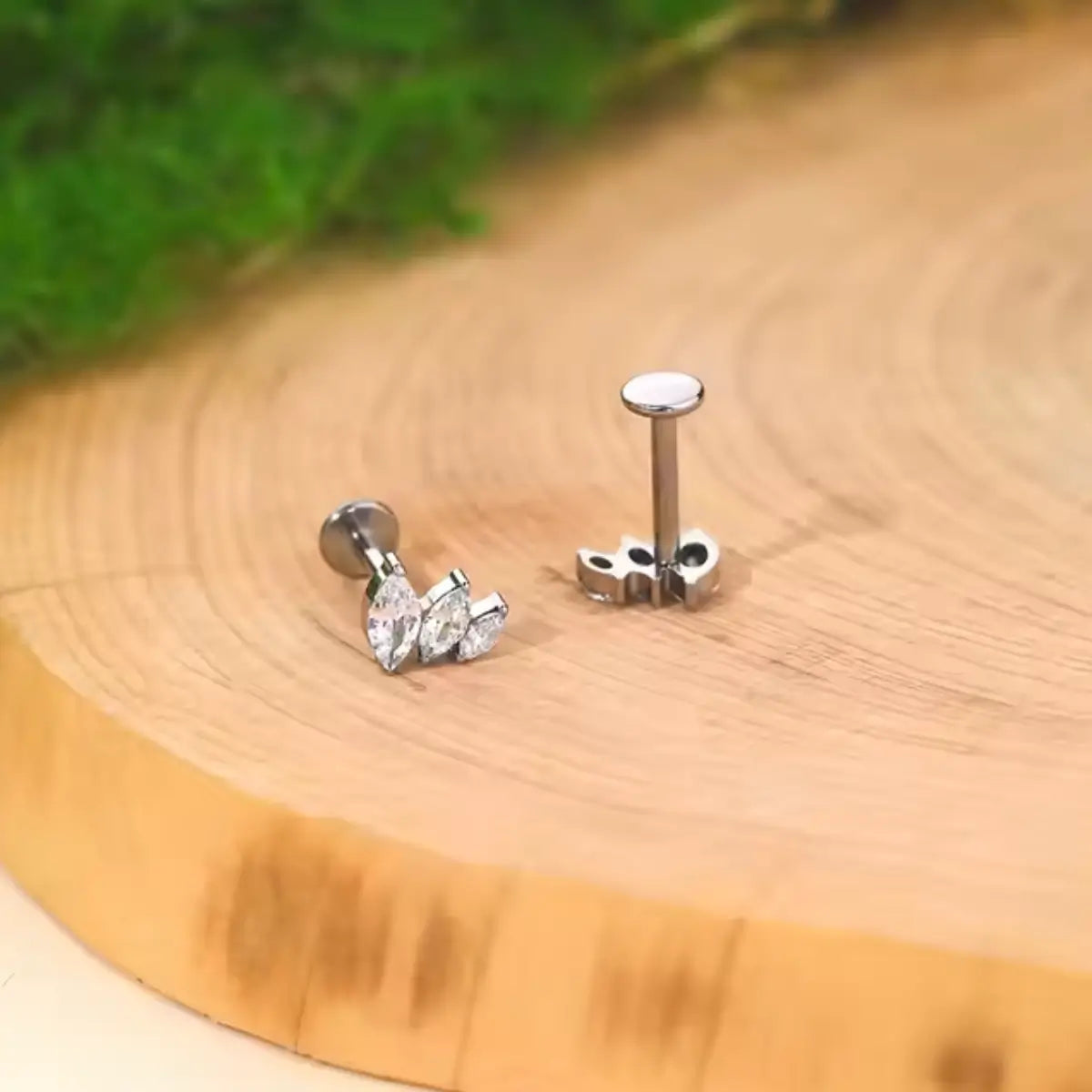 Piercing Labret de Titânio com 3 Zircônias