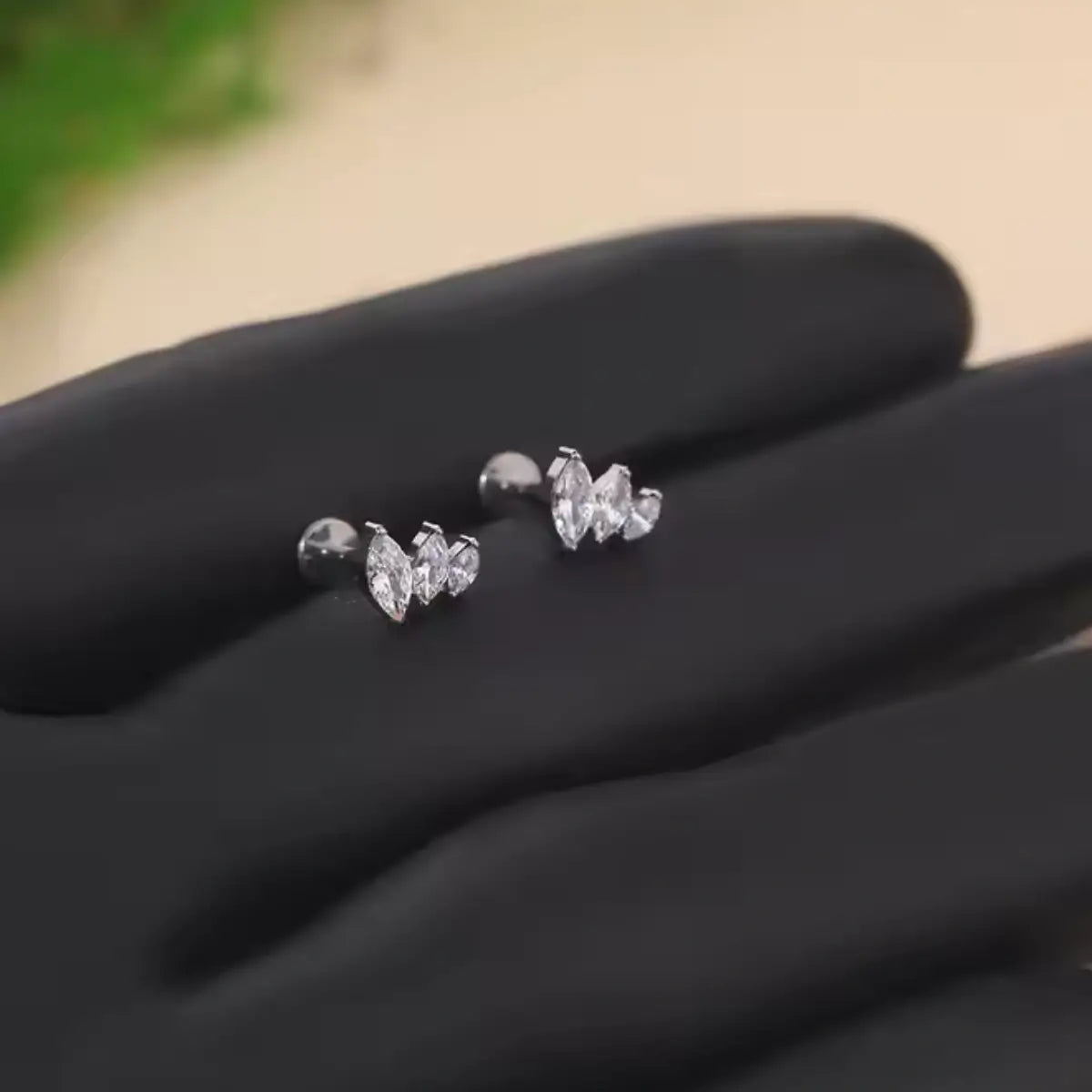 Piercing Labret de Titânio com 3 Zircônias