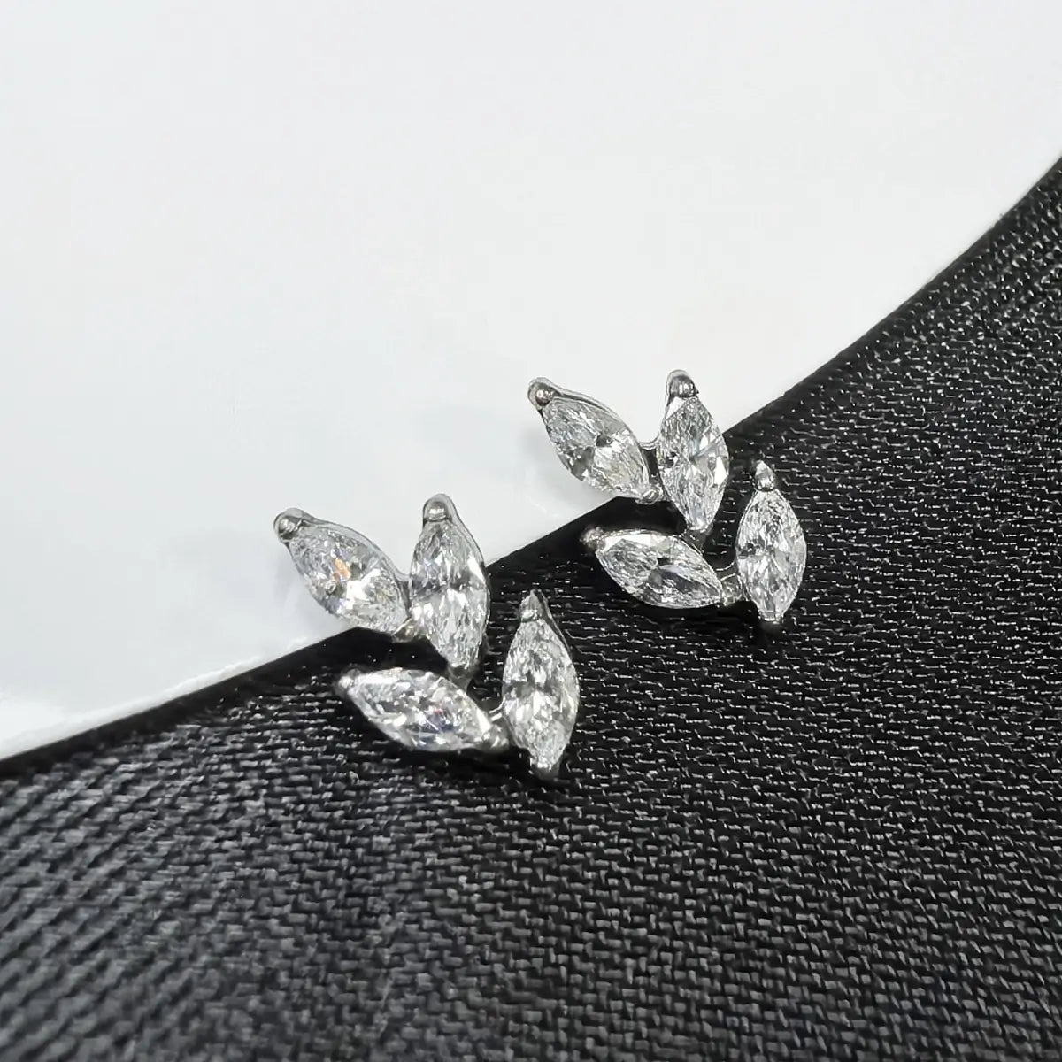 Piercing Labret em Titânio G23 Ramo com 4 Folhas de Zircônia