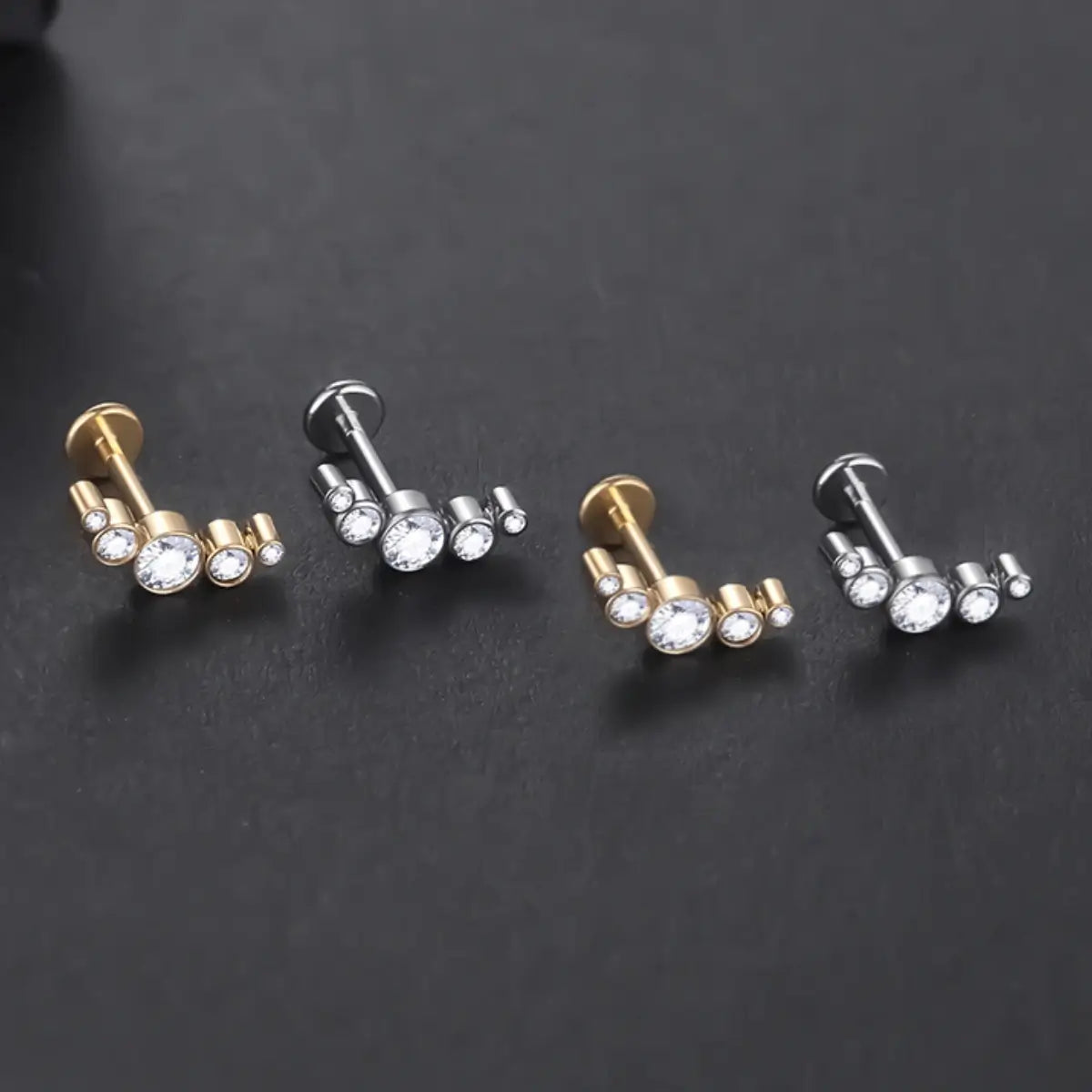 Piercing Labret de Titânio Cluster Curvo com 5 Zircônias Redondas