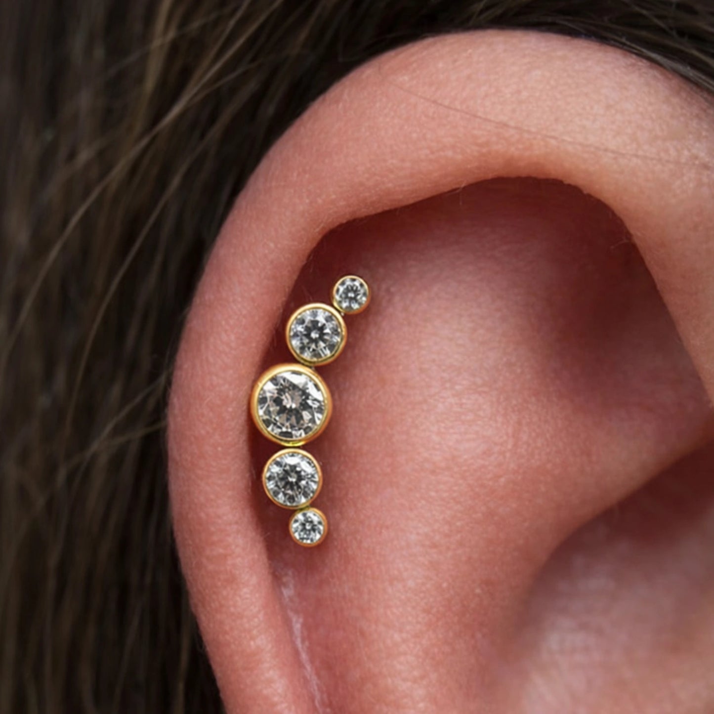 Piercing Labret de Titânio Cluster Curvo com 5 Zircônias Redondas