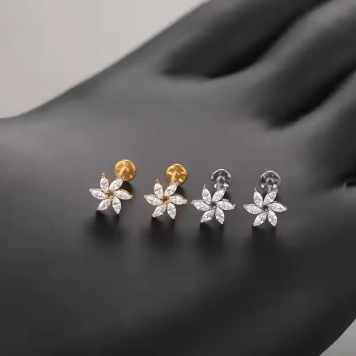 Piercing Labret de Titânio com 6 Zircônias em Formato de Flor
