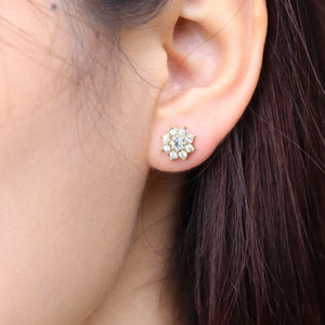 Piercing labret de titânio circular formato flor com zircônias em uso na orelha