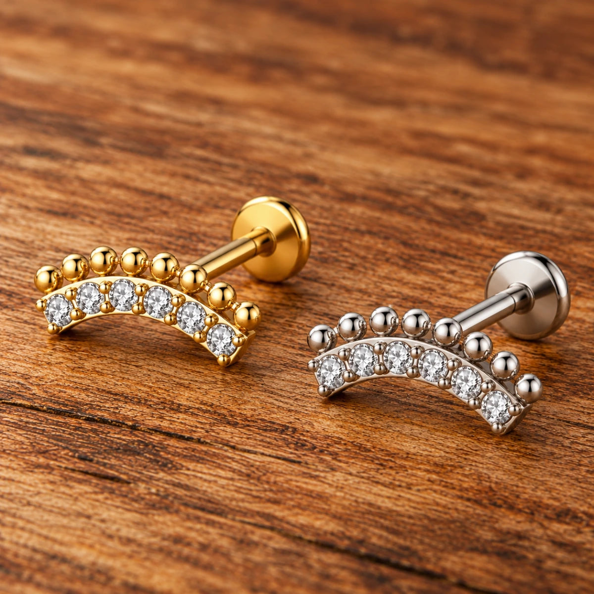 Piercing Labret de Titânio Cluster Curvo com Zircônia e Detalhes