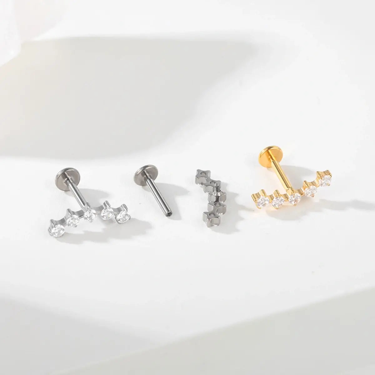 Piercing labret de titânio cluster espaçado com 5 zircônias em diversos ângulos nas cores prata e dourado