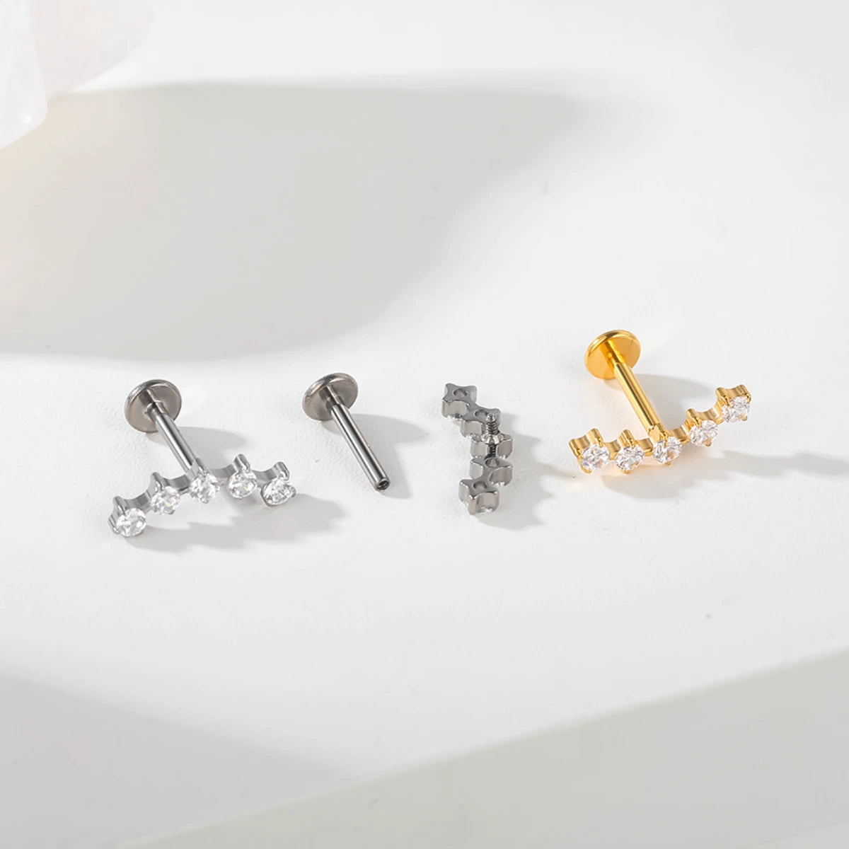 Piercing Labret Titânio G23 Cluster Espaçado com 5 Zircônias