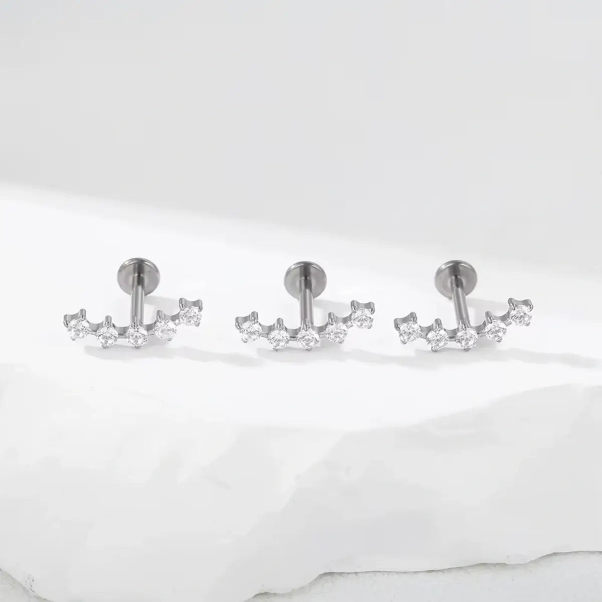 Trio de piercings labret de titânio cor prata com cluster espaçado de 5 zircônias cristalinas