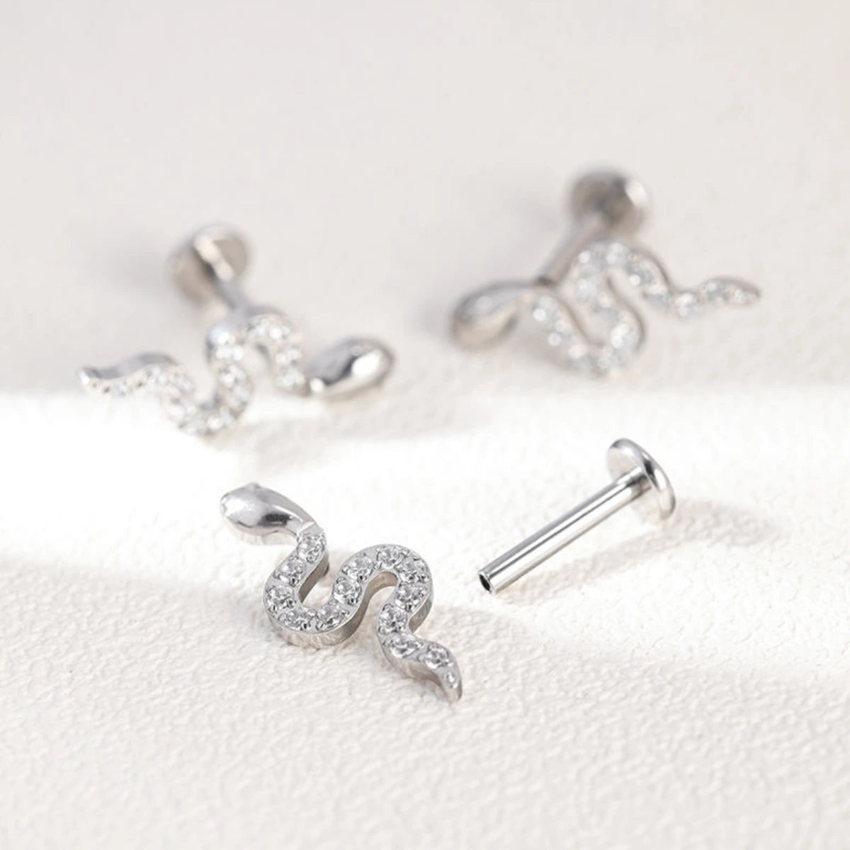 Piercing Labret de Titânio Cobra com Zircônia