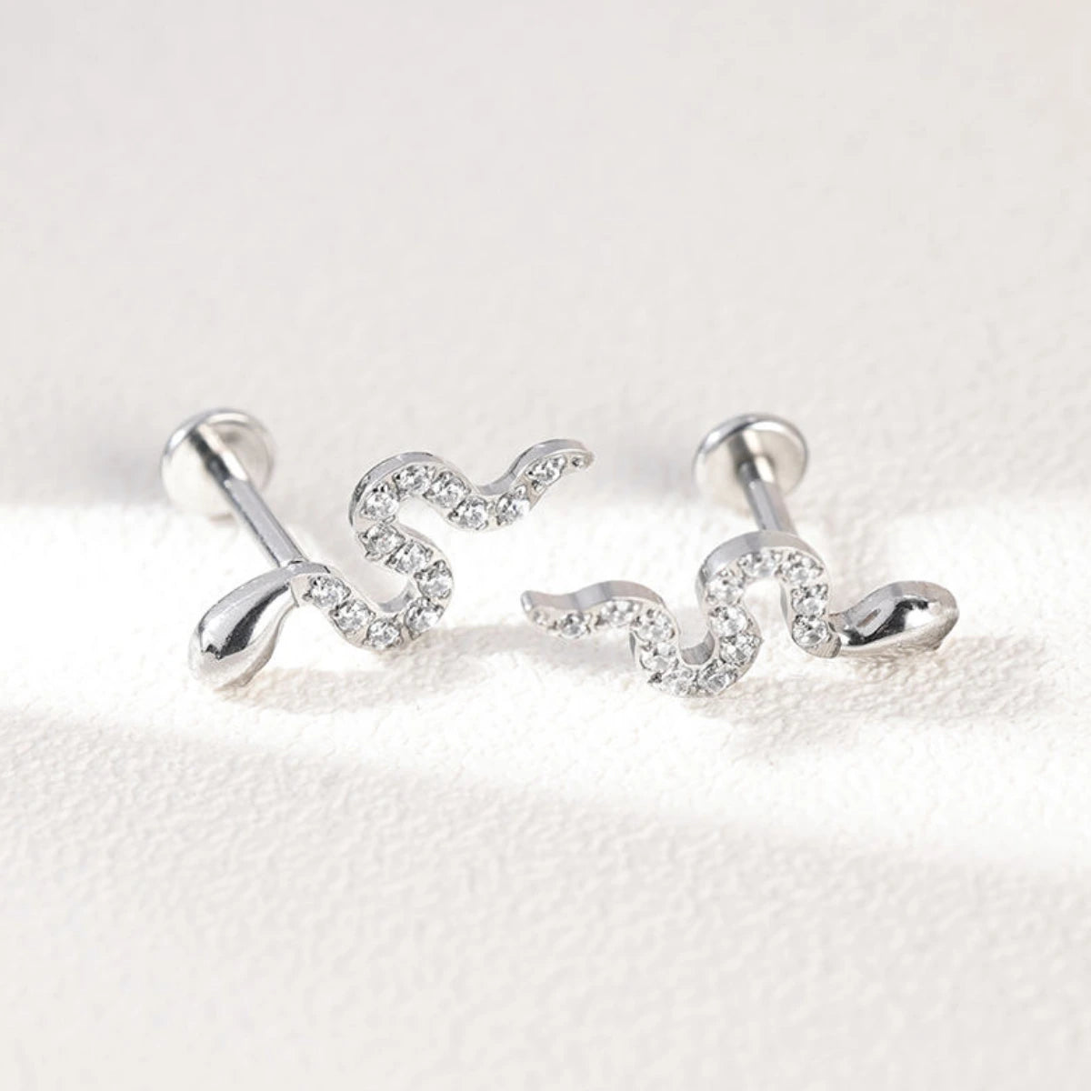 Piercing Labret de Titânio Cobra com Zircônia