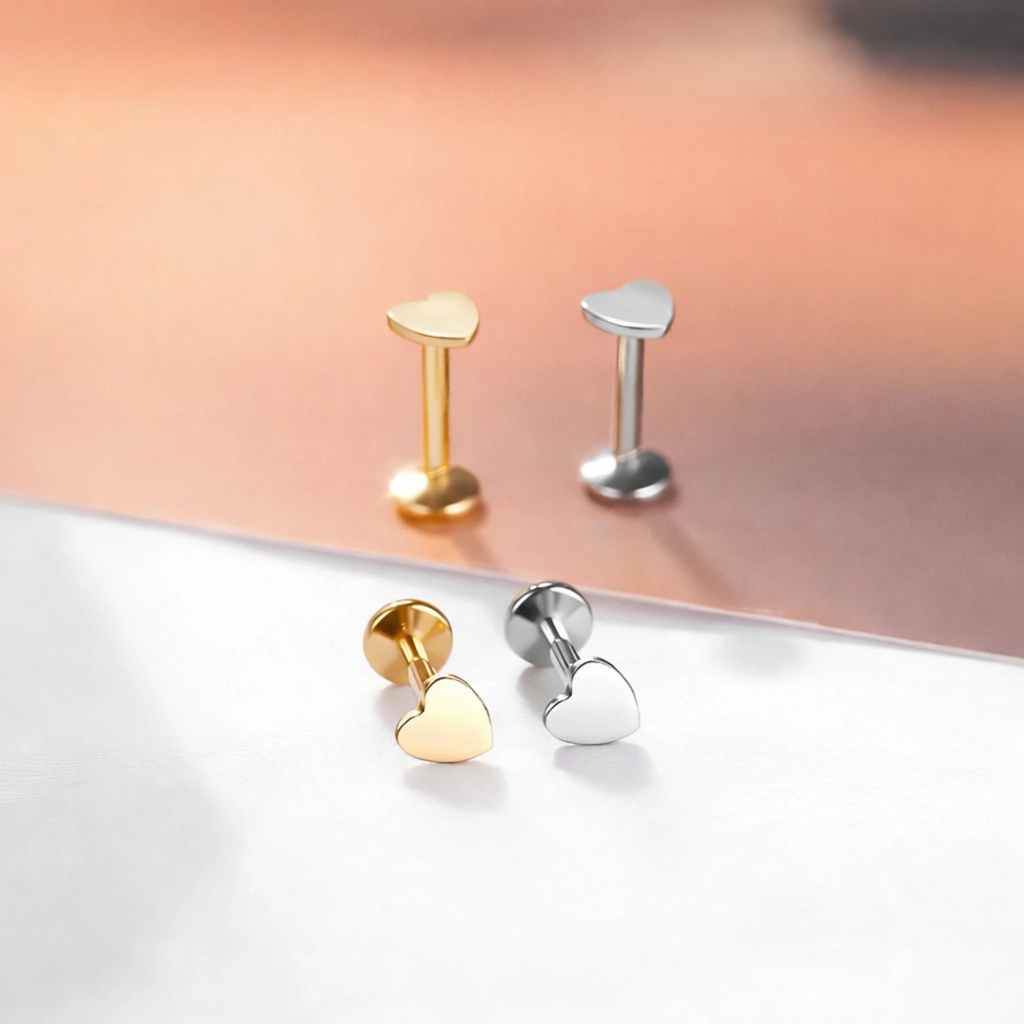 Piercing Labret de Titânio Coração Metálico