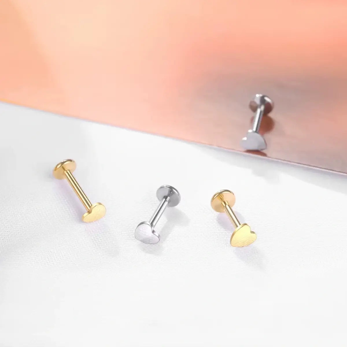 Piercing Labret de Titânio Coração Metálico