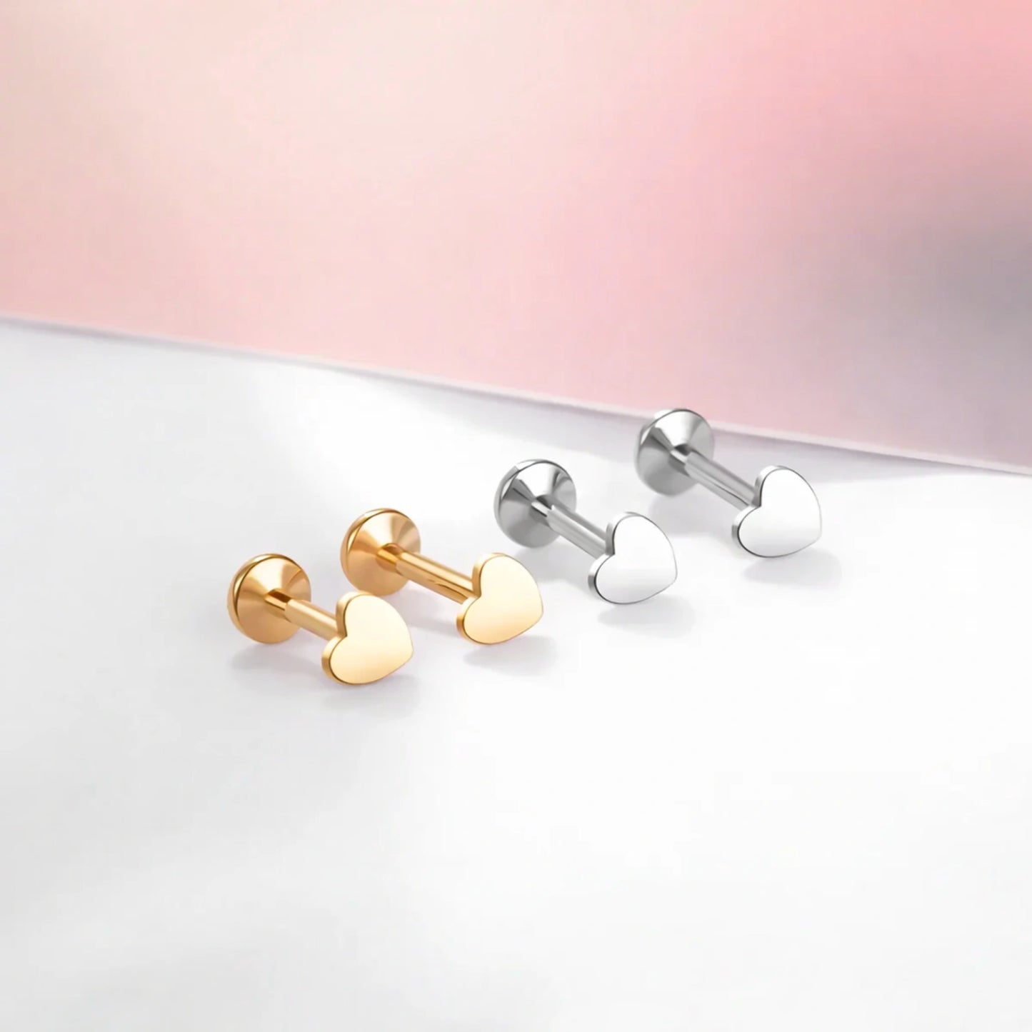 Piercing Labret de Titânio Coração Metálico