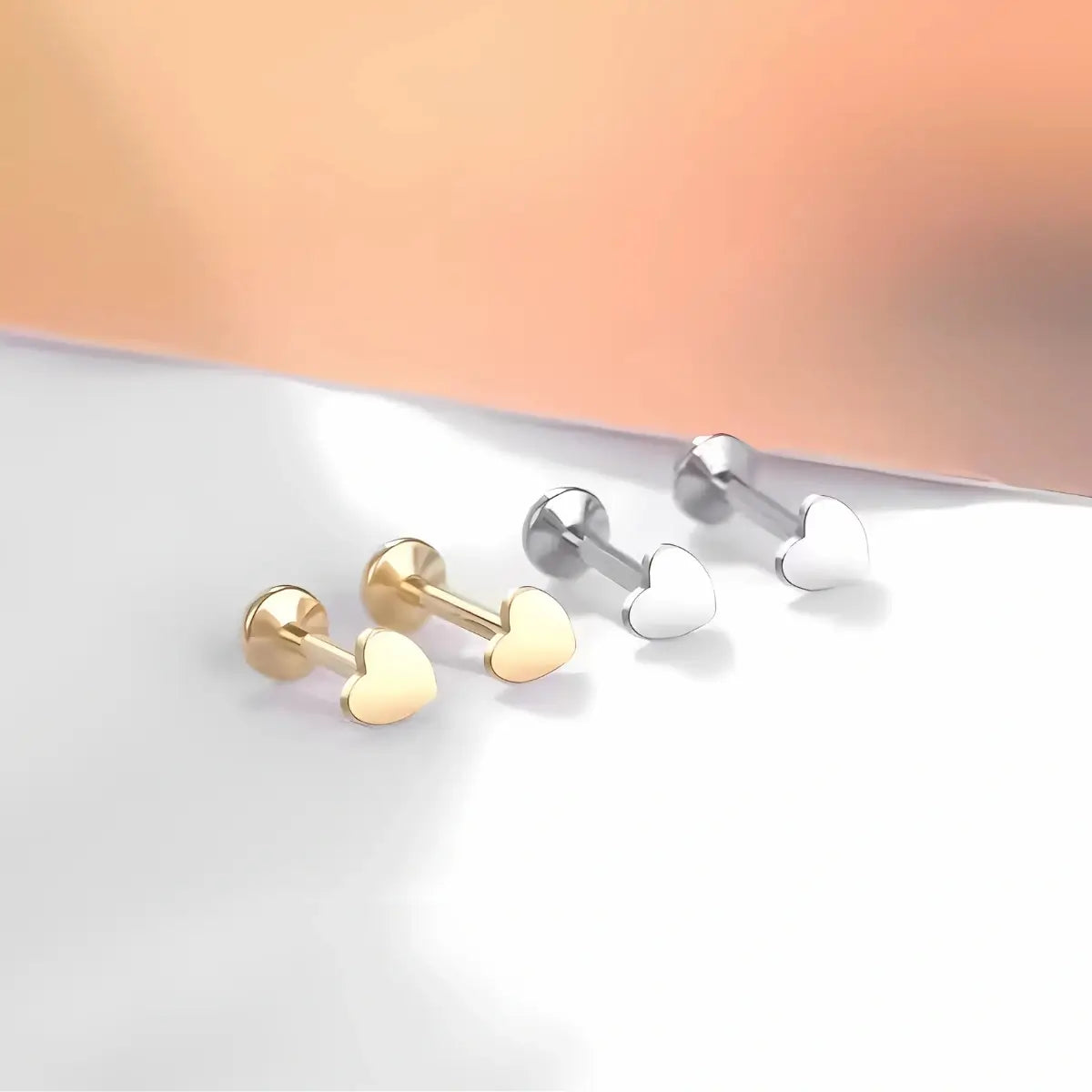Piercing Labret de Titânio Coração Metálico