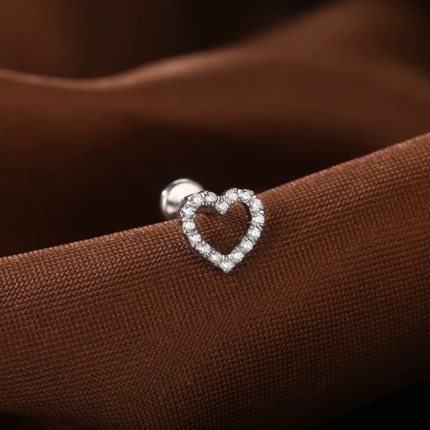 Piercing Labret de Titânio Coração em Zircônia