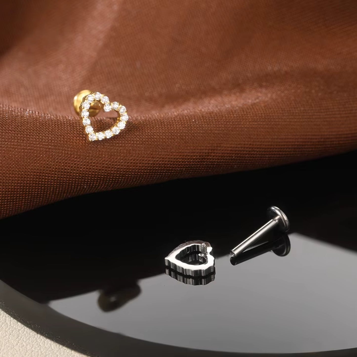 Piercing Labret de Titânio Coração em Zircônia