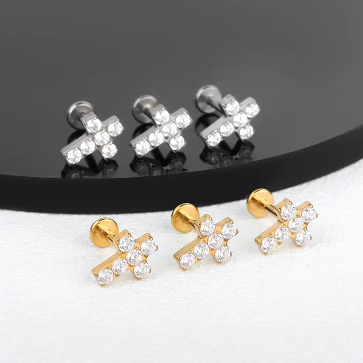 Piercing Labret de Titânio G23 Cruz Cravejada em Zircônia