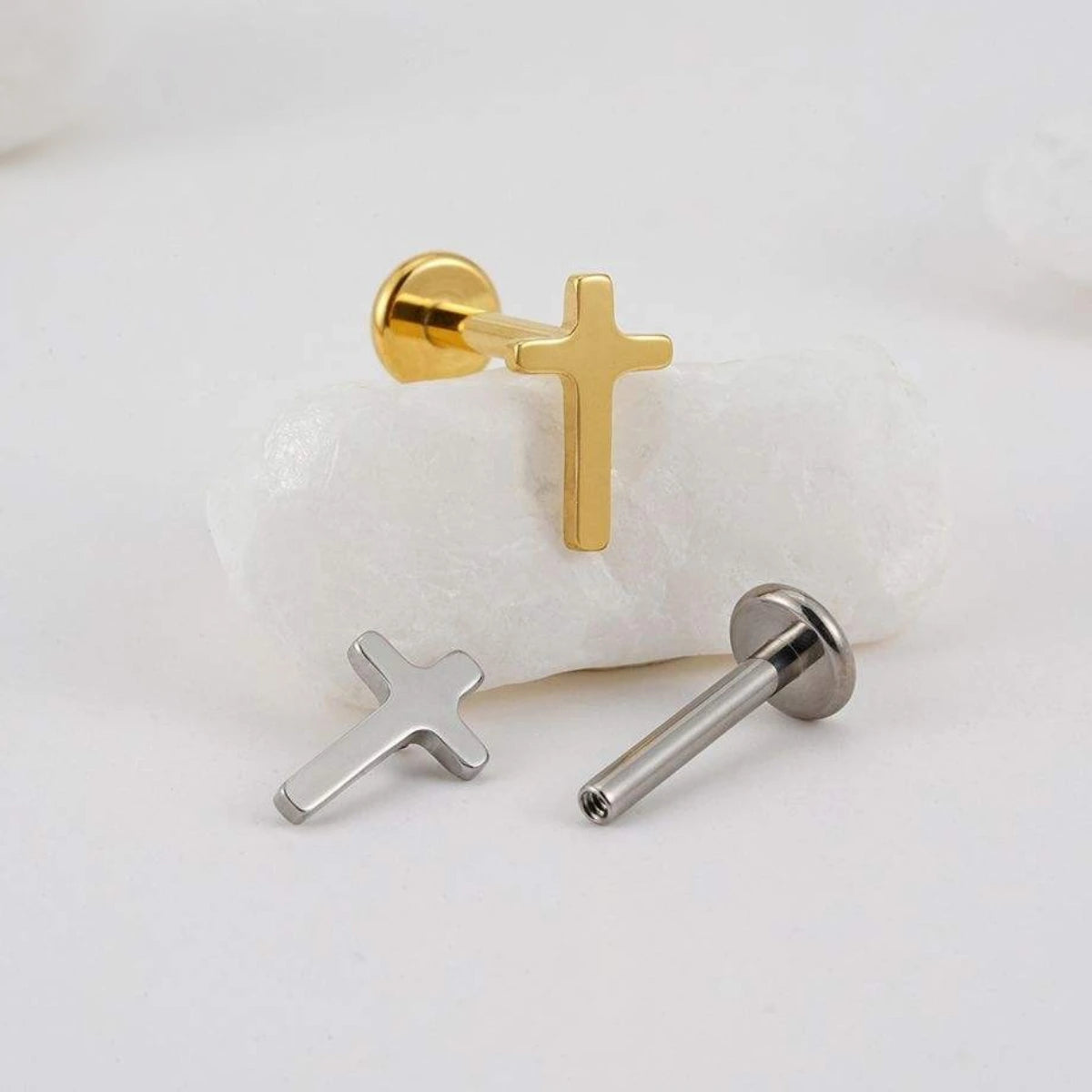 Piercing Labret de Titânio Cruz Metálica