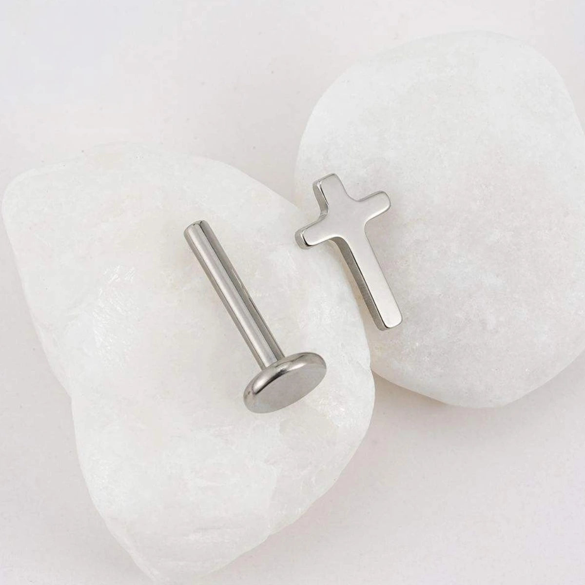 Piercing Labret de Titânio Cruz Metálica
