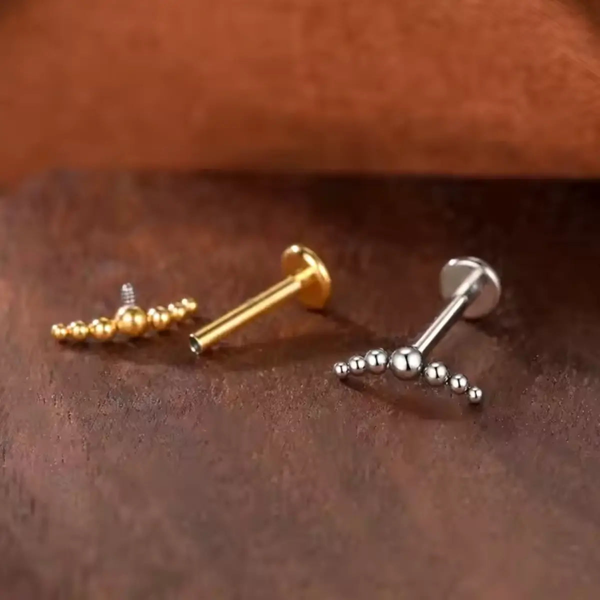 Piercing Labret de Titânio Curvo com Bolas