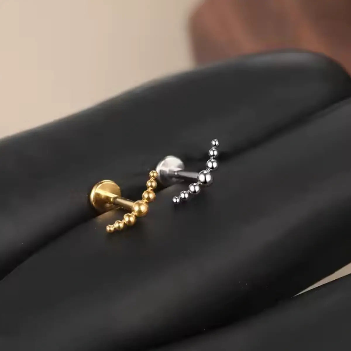 Piercing Labret de Titânio Curvo com Bolas