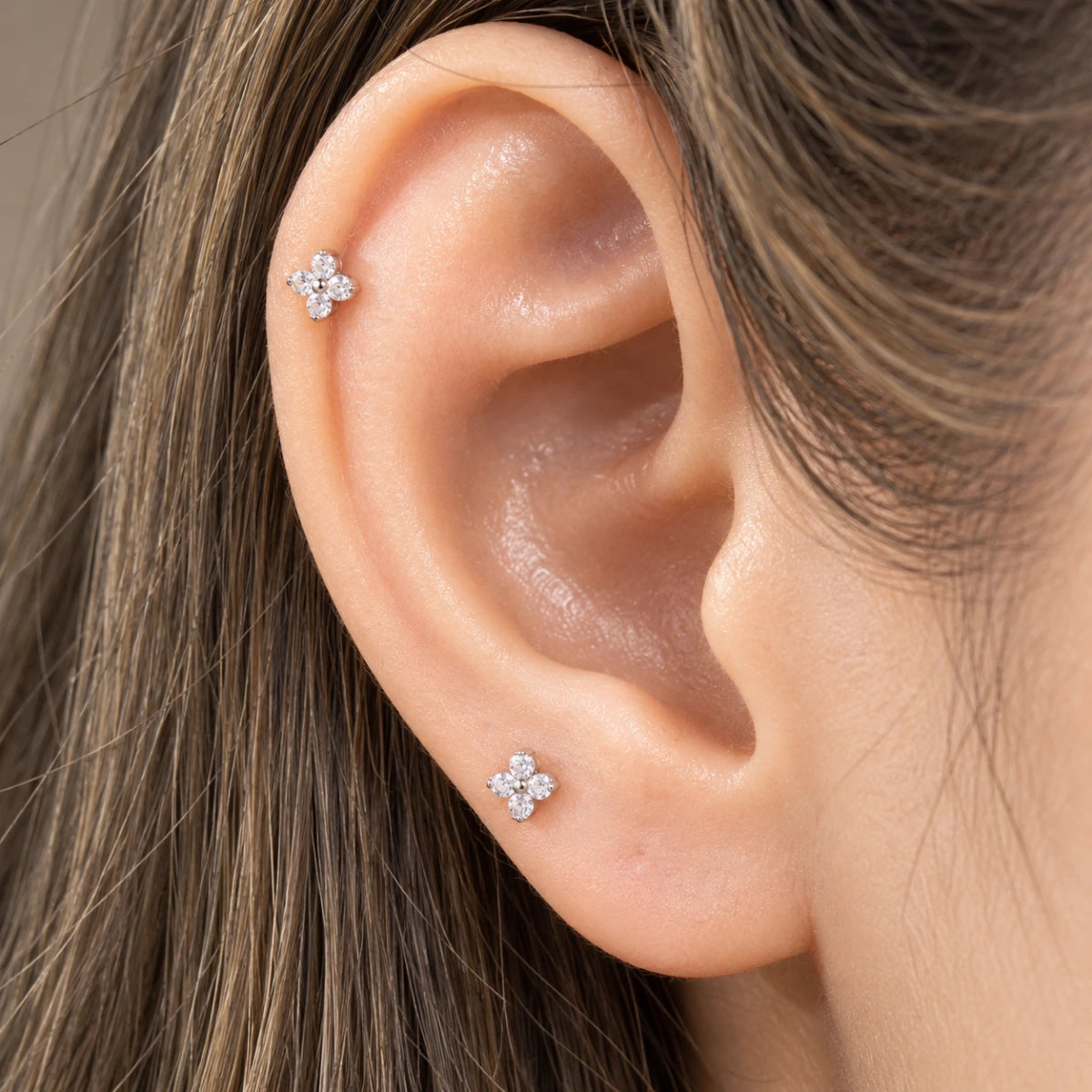 Piercing Flor com zircônias aplicado na orelha