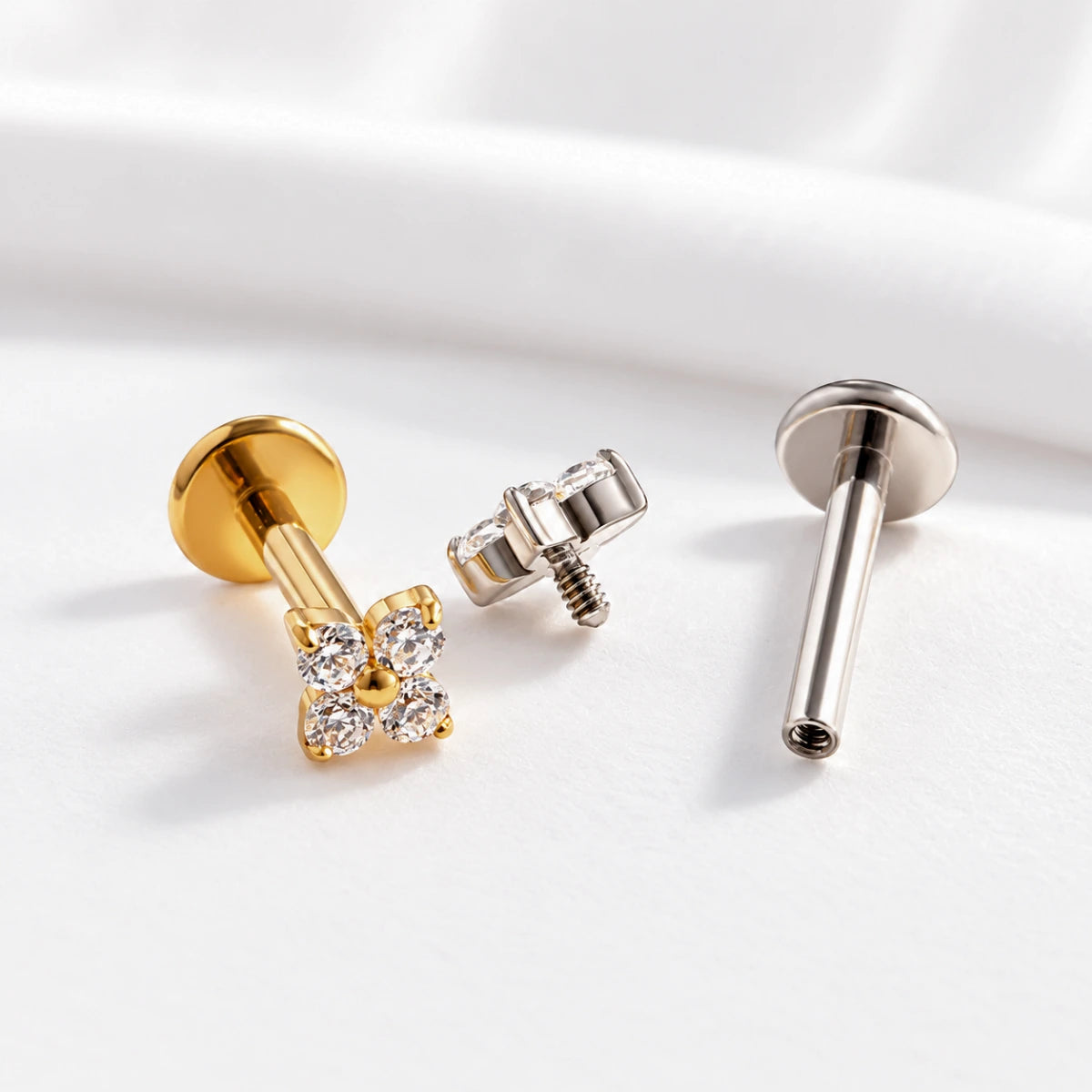 Piercing Labret Flor com zircônias prateado e dourado