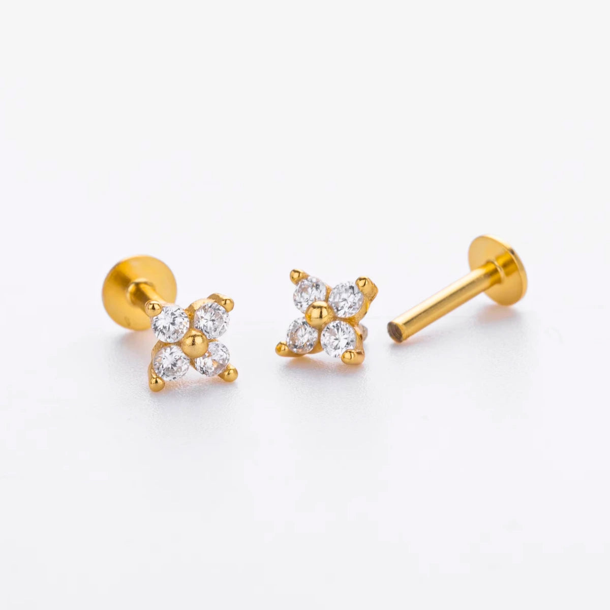 Piercing Flor de 4 zircônias em Titânio G23 em detalhe