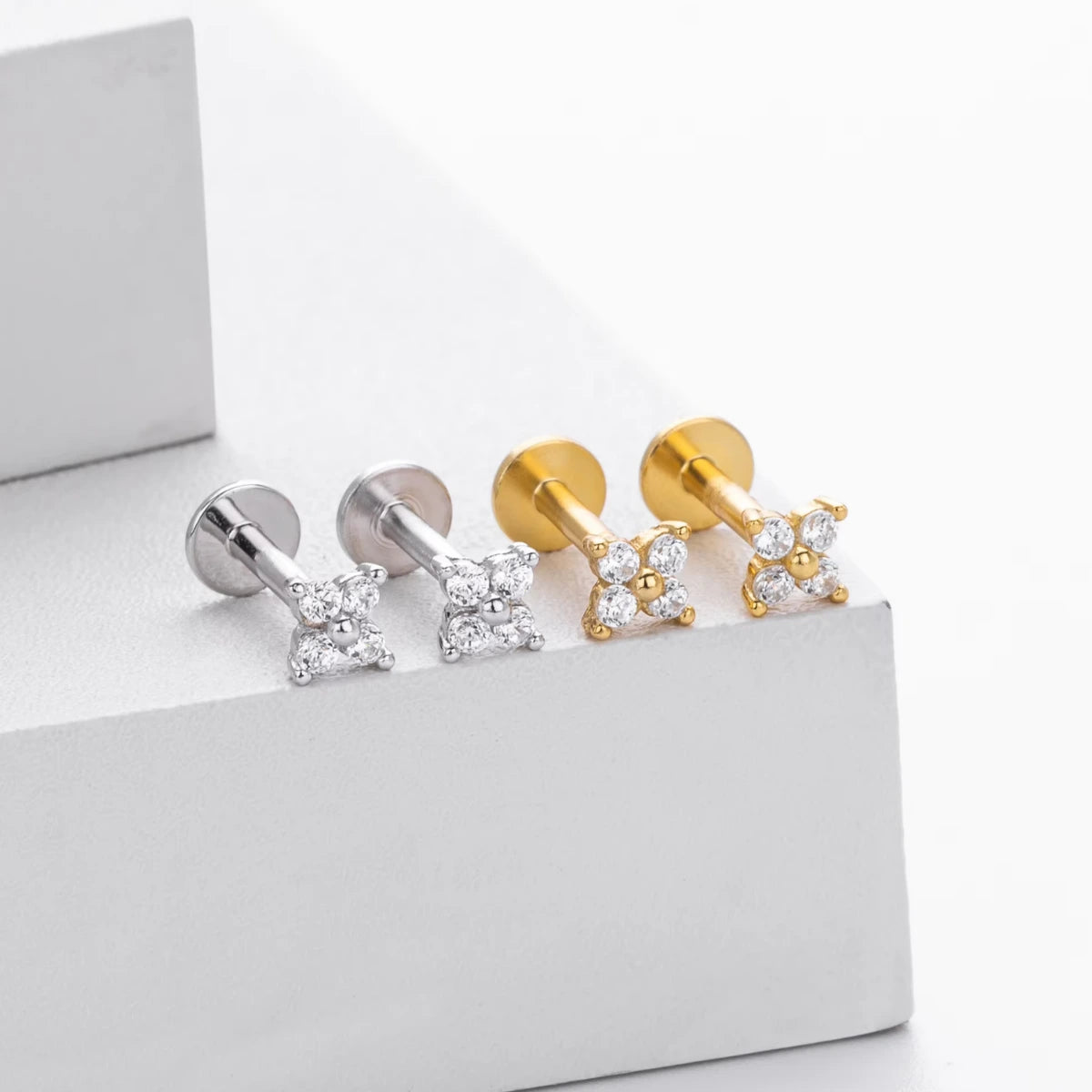 Piercing Labret floral prateado e dourado para curadoria de orelha