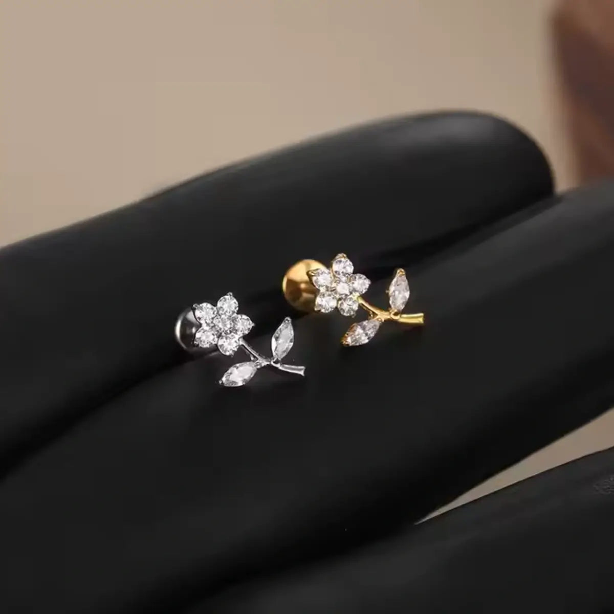 Piercing Labret de Titânio Flor em Zircônia