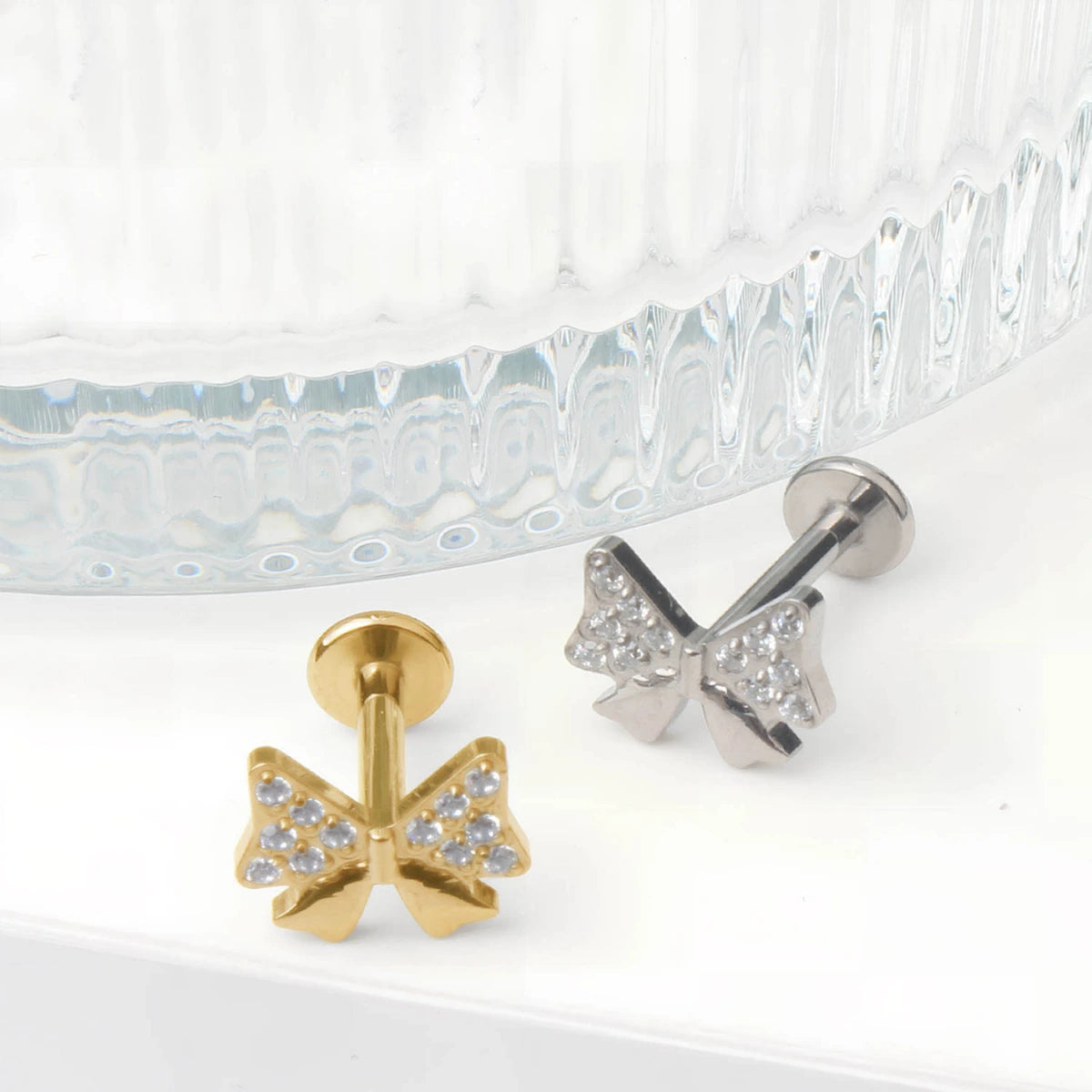 Piercing Labret de Titânio Laço em Zircônia