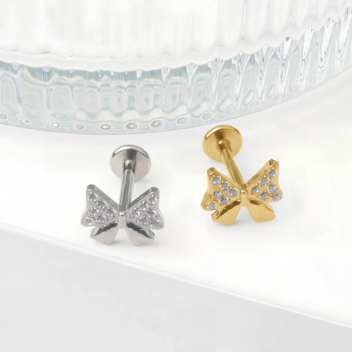 Piercing Labret de Titânio Laço em Zircônia