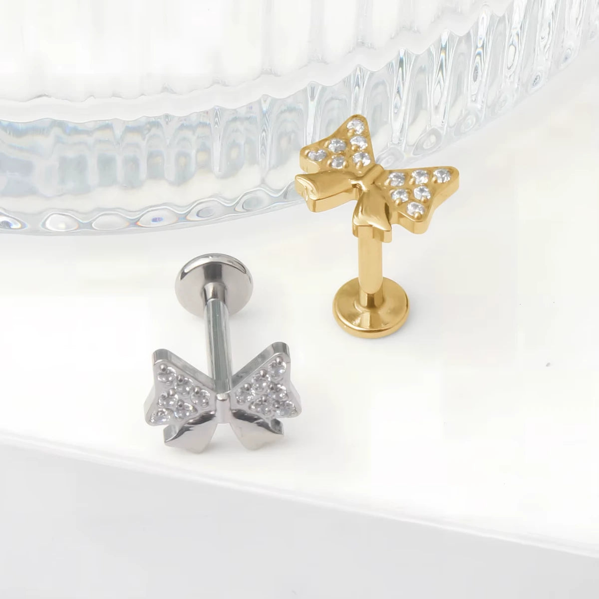 Piercing Labret de Titânio Laço em Zircônia
