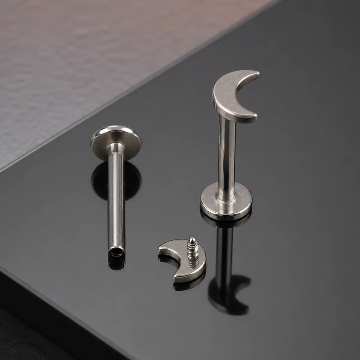Piercing Labret de Titânio G23 Lua Crescente Metálica