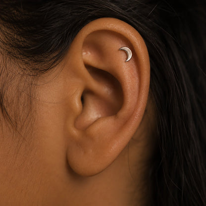 Piercing Labret de Titânio G23 Lua Crescente Metálica